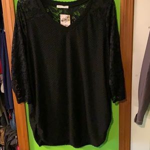 Black dress v-neck shirt with lace sleeves.